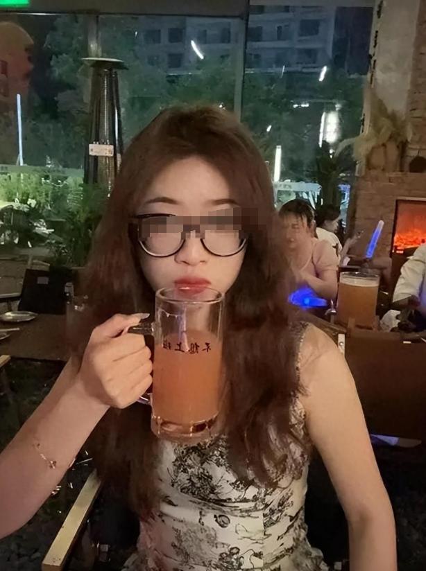 女干部戴头套开房事件_后备村干部伪装富二代欺骗_官员开房200多次照片
