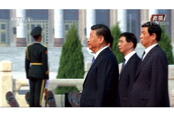  国家勋章获得者代表出席 _习近平深情瞻仰人民英雄纪念碑_烈士纪念日 习近平敬献花篮仪式 