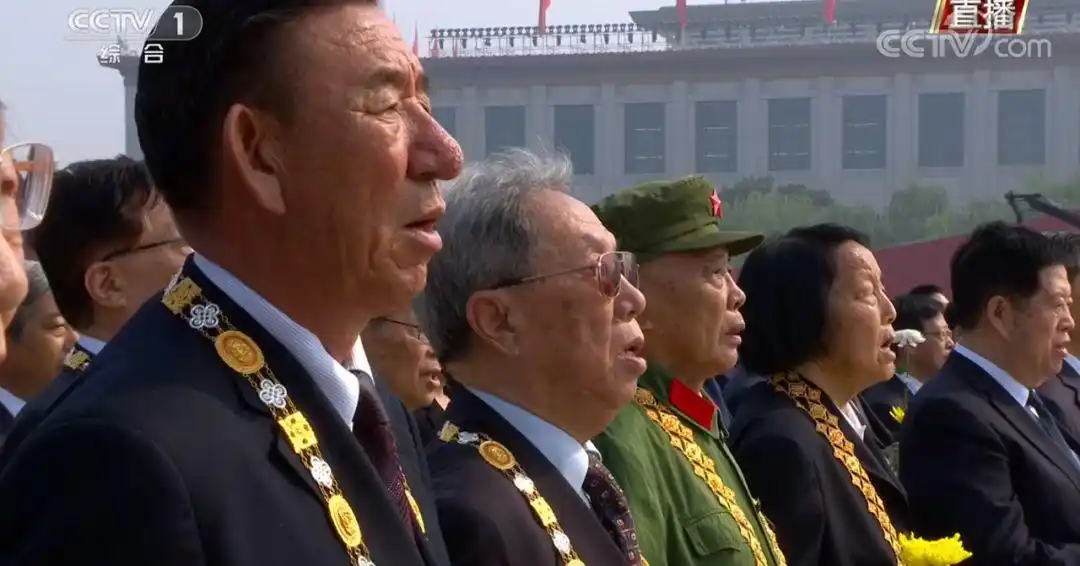 习近平深情瞻仰人民英雄纪念碑_ 国家勋章获得者代表出席 _烈士纪念日 习近平敬献花篮仪式 