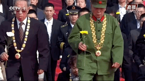  国家勋章获得者代表出席 _习近平深情瞻仰人民英雄纪念碑_烈士纪念日 习近平敬献花篮仪式 