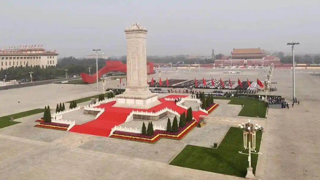 习近平深情瞻仰人民英雄纪念碑_ 国家勋章获得者代表出席 _烈士纪念日 习近平敬献花篮仪式 