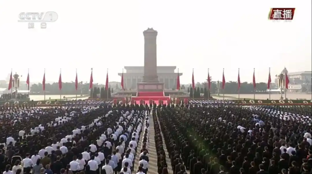 习近平深情瞻仰人民英雄纪念碑_ 国家勋章获得者代表出席 _烈士纪念日 习近平敬献花篮仪式 