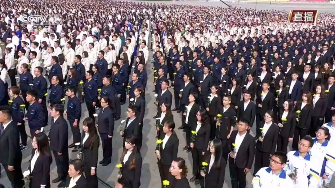 习近平深情瞻仰人民英雄纪念碑_烈士纪念日 习近平敬献花篮仪式 _ 国家勋章获得者代表出席 
