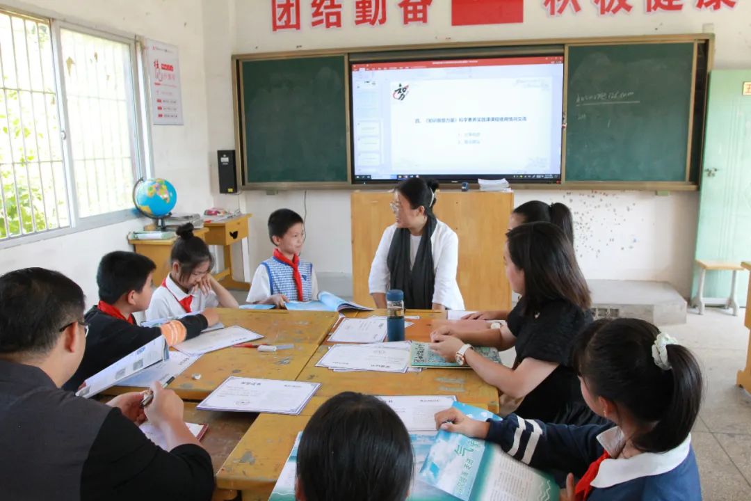 《知识就是力量》科学素养实践课课程使用情况交流会在漳州市平和县三马小学举办