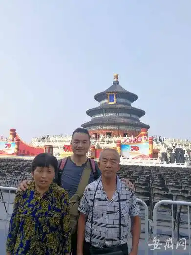 安徽男子讲述扛父亲看升旗前后 称成“网红”太意外