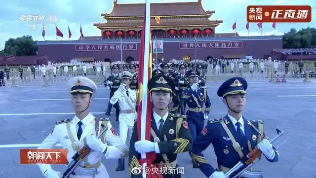 天安门广场国庆升旗仪式完整视频_国庆节天安门广场升旗仪式_奋斗百年路 启航新征程