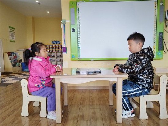 中二班五子棋特色活动_水立方五子棋_五子棋对幼儿的好处