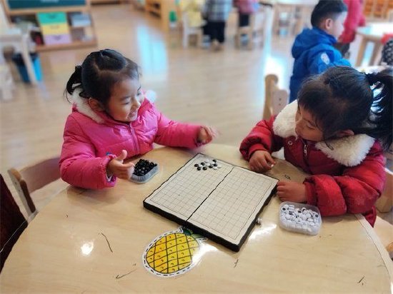 五子棋对幼儿的好处_水立方五子棋_中二班五子棋特色活动