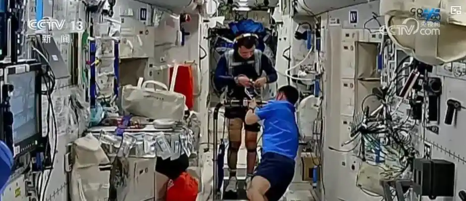 航天员返回准备_神舟二十号在轨实验_神二十一航天员进舱前“比心”