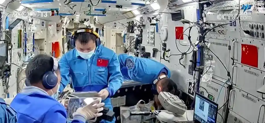 神舟二十号在轨实验_航天员返回准备_神二十一航天员进舱前“比心”