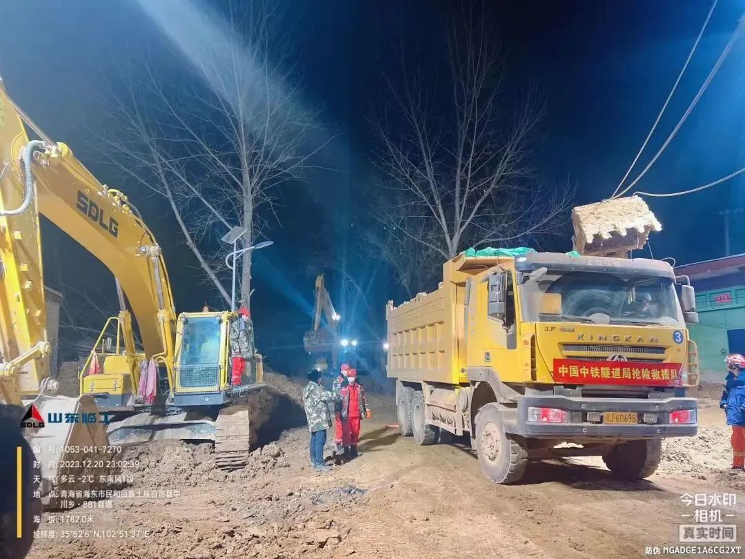 临工挖掘机抢险救灾_山东临工今日视点_临工甘肃地震救援