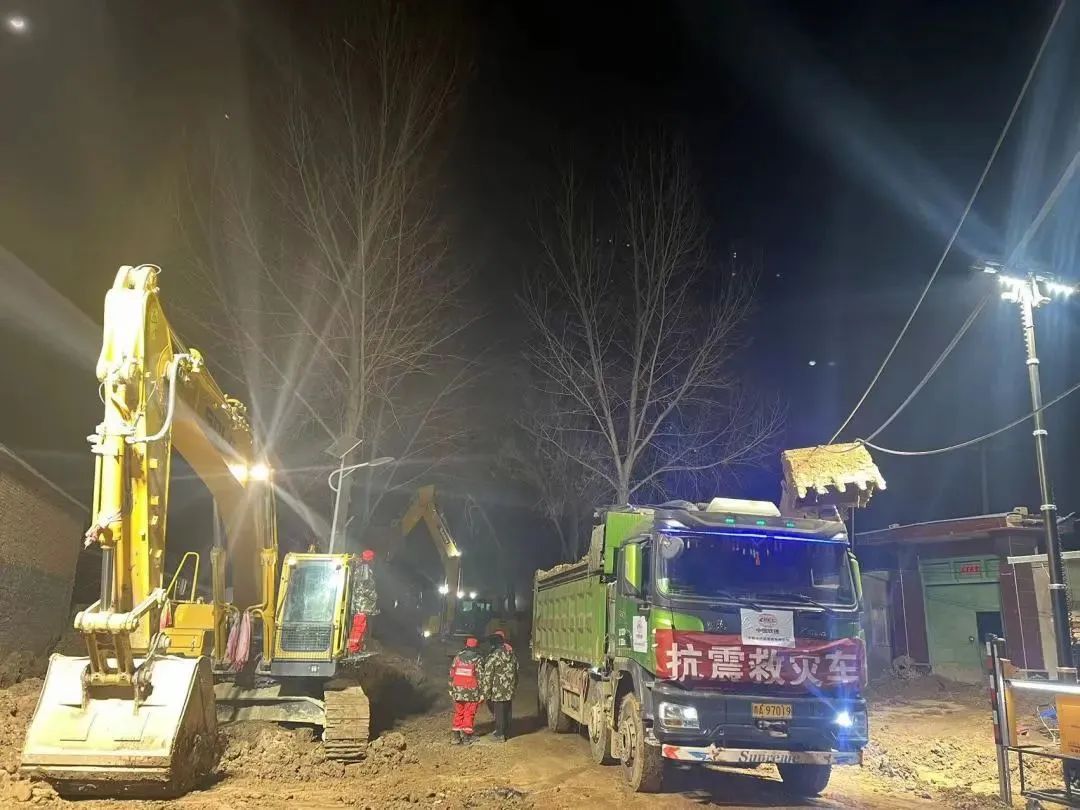 临工甘肃地震救援_临工挖掘机抢险救灾_山东临工今日视点
