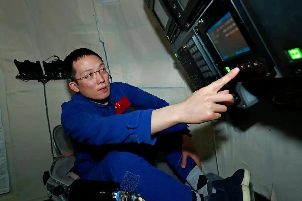 航天员张洪章：又一位戴眼镜的载荷专家 如何从科研工作者转变成航天员？