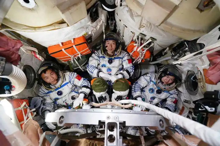 神舟二十一号发射成功_酒泉卫星发射中心航天员出征仪式_神舟十九号载人飞船发射