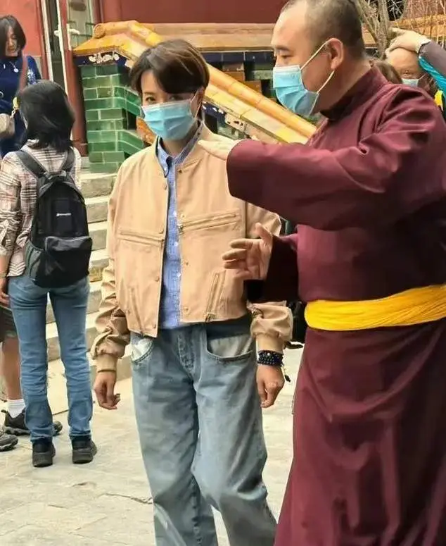 董军罕见身穿便服现身_董卿低调穿搭_董卿短发造型