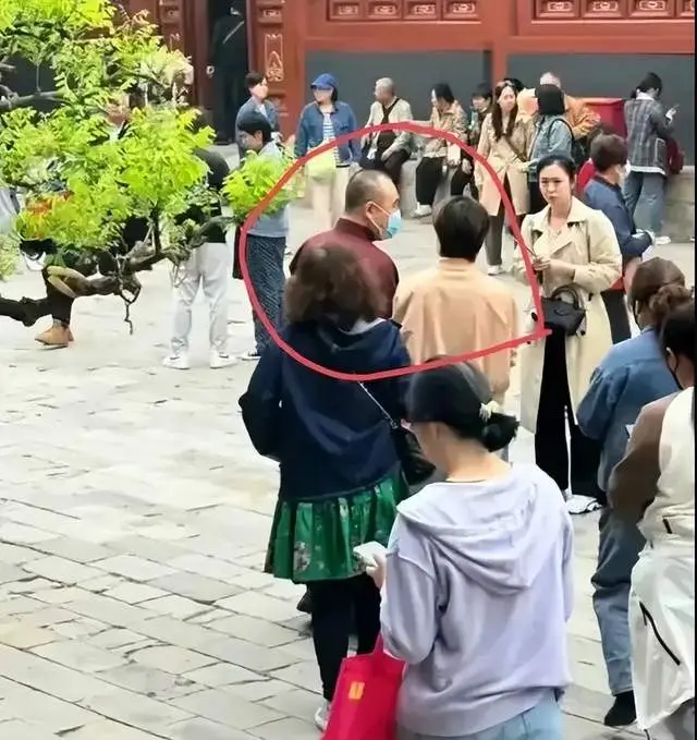 董卿短发造型_董军罕见身穿便服现身_董卿低调穿搭