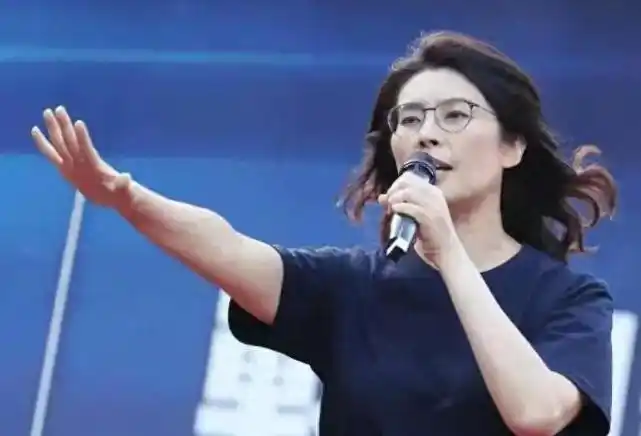 郑丽文国民党党主席访陆信号_两岸话语权试探_郑丽文就两岸关系强势回应外媒