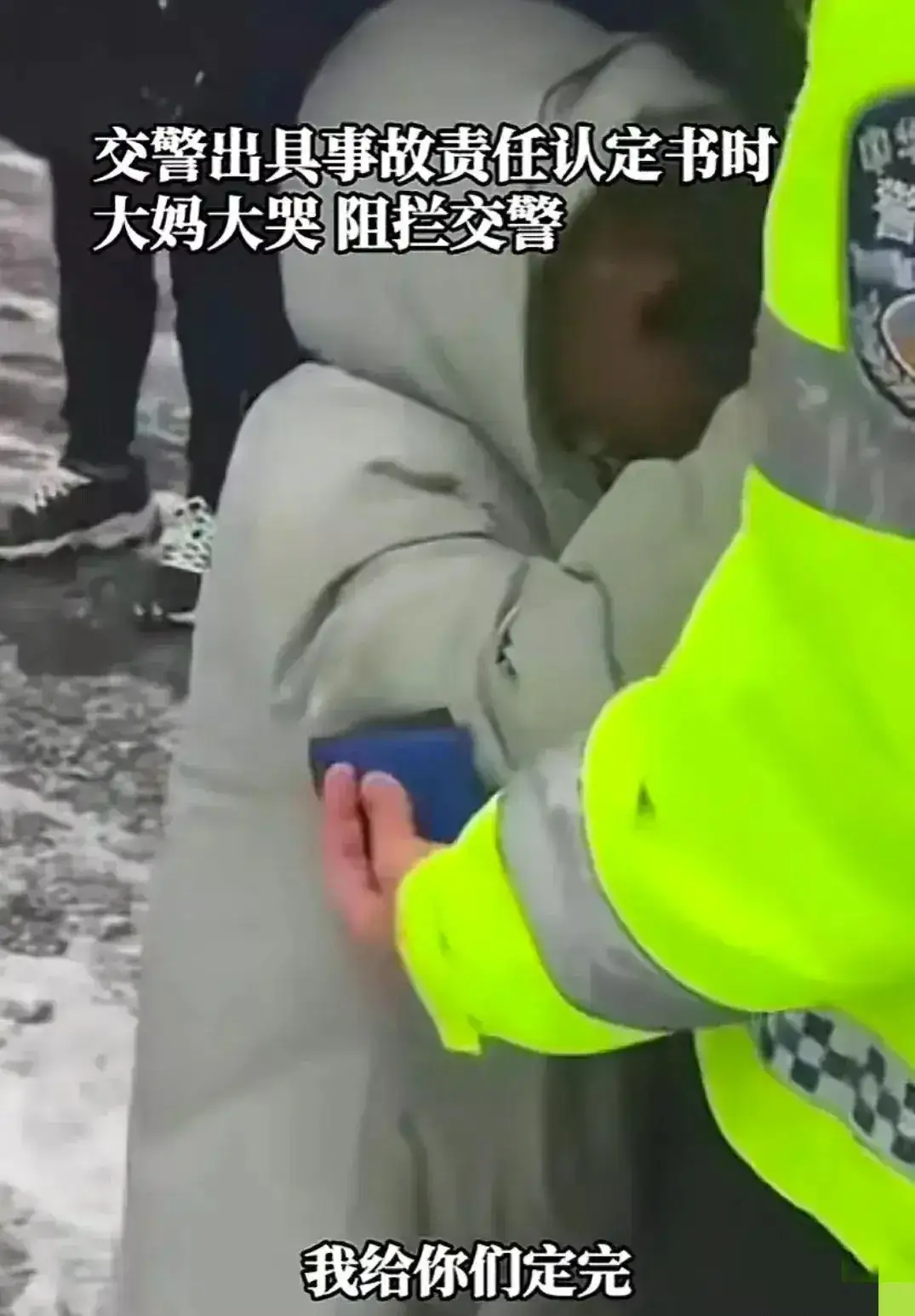 碰瓷儿的监控_天津大妈碰瓷特斯拉事件_特斯拉后车监控曝光碰瓷大妈