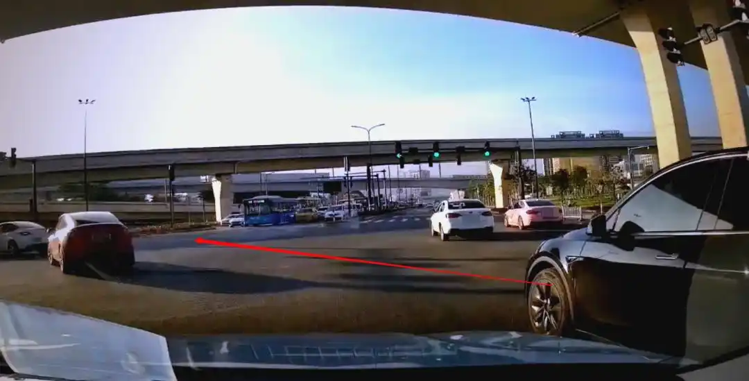 交通事故碰瓷 监控录像揭示碰瓷过程 司机应对碰瓷策略_碰瓷儿的监控