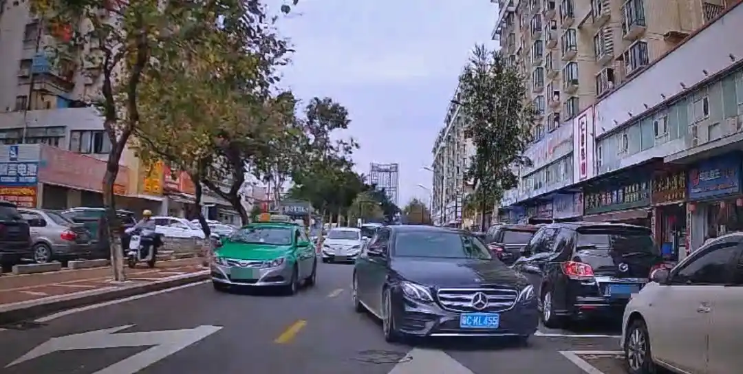 碰瓷儿的监控_交通事故碰瓷 监控录像揭示碰瓷过程 司机应对碰瓷策略