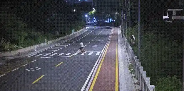 交通事故碰瓷 监控录像揭示碰瓷过程 司机应对碰瓷策略_碰瓷儿的监控