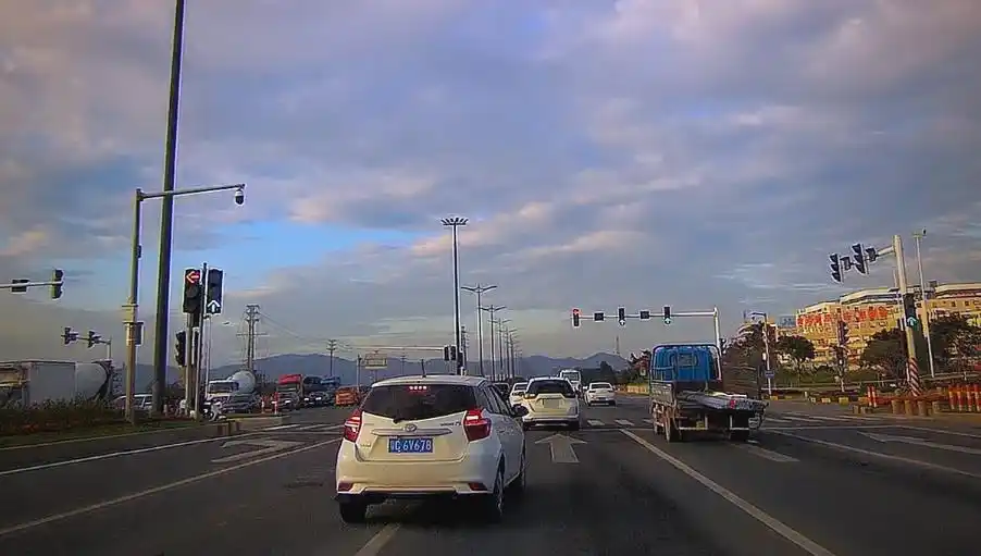 碰瓷儿的监控_交通事故碰瓷 监控录像揭示碰瓷过程 司机应对碰瓷策略