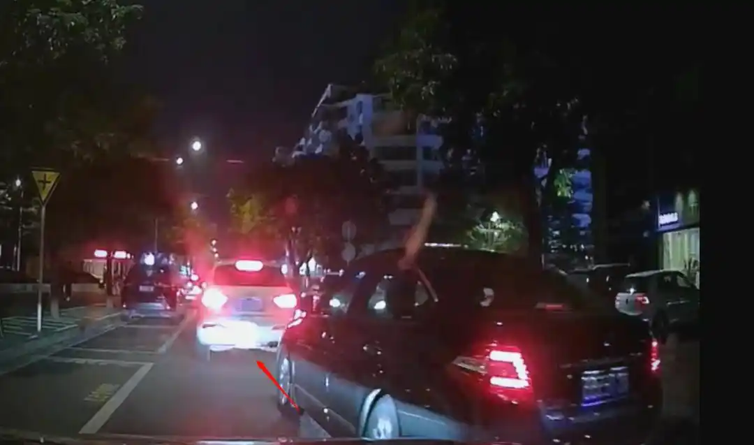 交通事故碰瓷 监控录像揭示碰瓷过程 司机应对碰瓷策略_碰瓷儿的监控