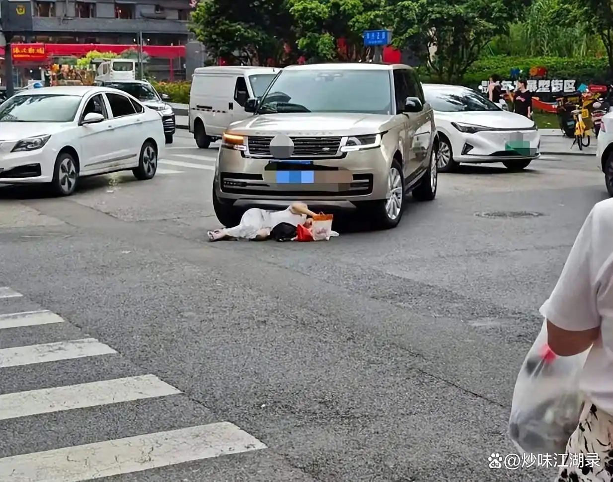 成都街头助跑式碰瓷法律风险_碰瓷儿的监控_行车记录仪路侧监控防范碰瓷