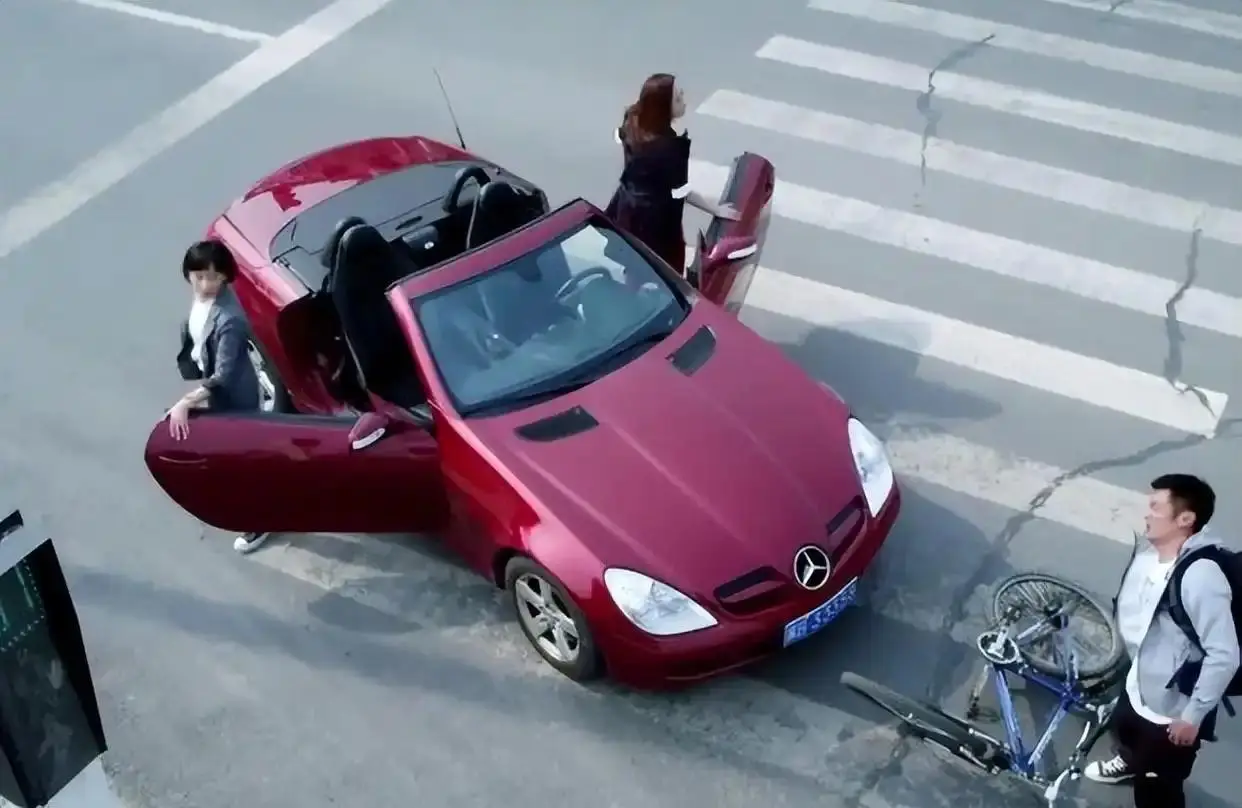 行车记录仪视角盲区_碰瓷儿的监控_新型碰瓷手法