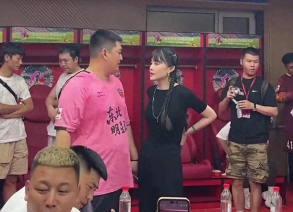 《东北明星足球赛笑疯了！宋小宝秋裤袜抡腿，赵四刘能拌嘴》