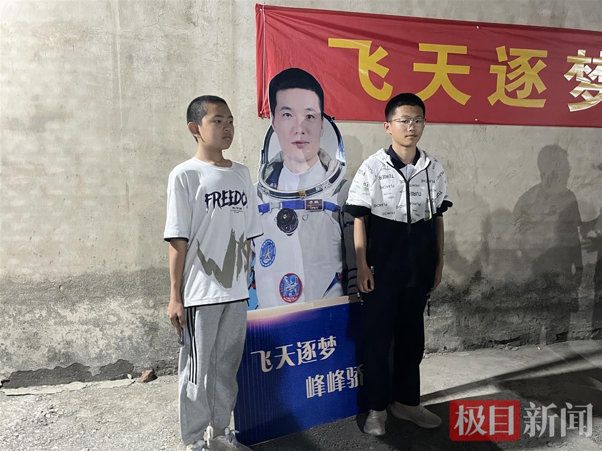 神十八发射成功，李聪母亲和妹妹悄悄擦去泪水