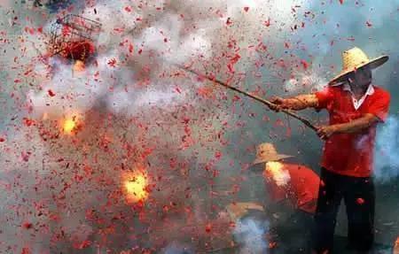 过春节放鞭炮，这种风俗的来历有什么讲究？