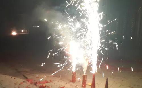 过年放鞭炮_燃放鞭炮历史 爆竹起源传说 燃放鞭炮习俗演变