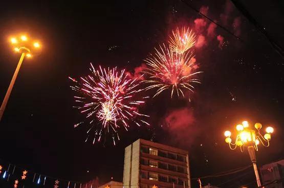 燃放鞭炮历史 爆竹起源传说 燃放鞭炮习俗演变_过年放鞭炮