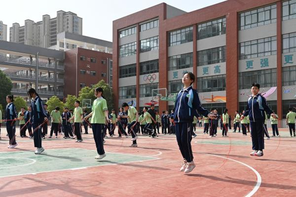 南阳第二十一学校运动会_八年级阳光体育运动会_校运会 新闻稿