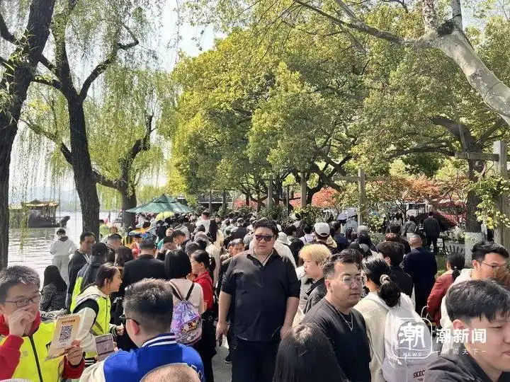 杭州西湖断桥客流控制_清明杭州西湖游客拥挤_杭州西湖景区熟悉的人潮已出现