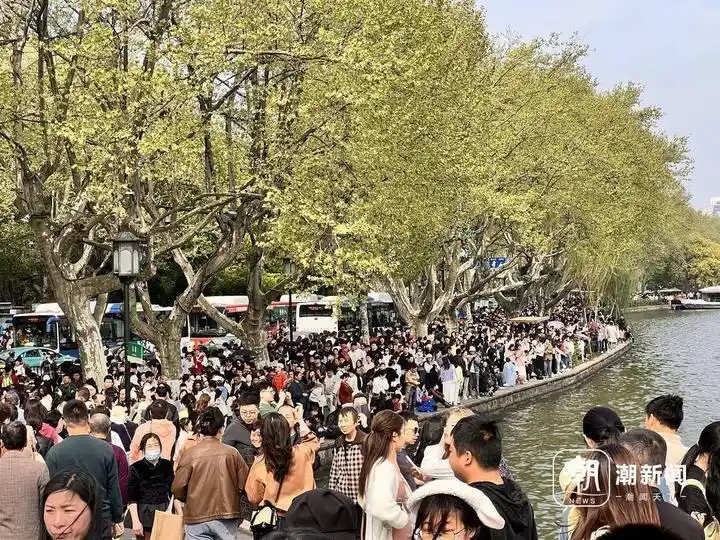 清明杭州西湖游客拥挤_杭州西湖断桥客流控制_杭州西湖景区熟悉的人潮已出现