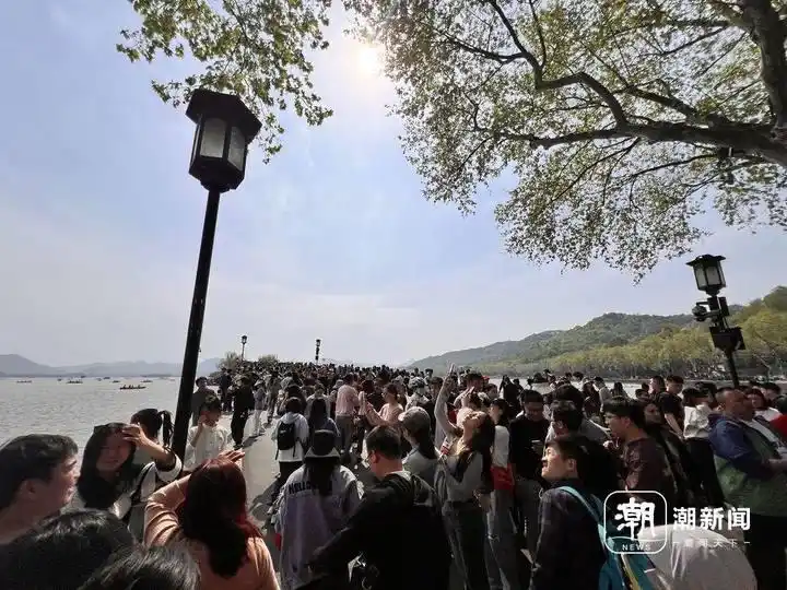 清明杭州西湖游客拥挤_杭州西湖景区熟悉的人潮已出现_杭州西湖断桥客流控制