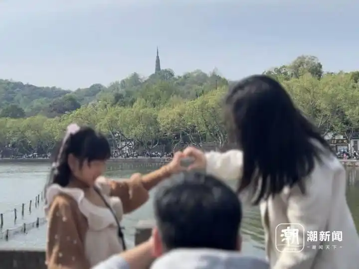 清明杭州西湖游客拥挤_杭州西湖景区熟悉的人潮已出现_杭州西湖断桥客流控制