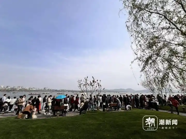 杭州西湖景区熟悉的人潮已出现_清明杭州西湖游客拥挤_杭州西湖断桥客流控制