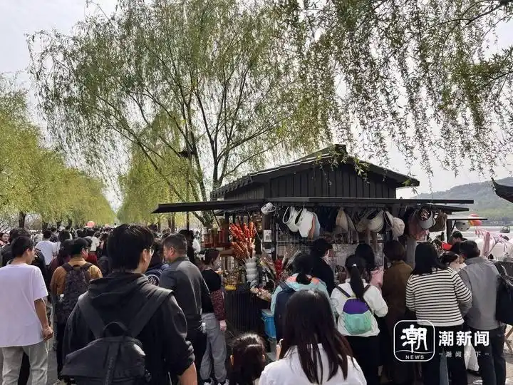 杭州西湖景区熟悉的人潮已出现_清明杭州西湖游客拥挤_杭州西湖断桥客流控制