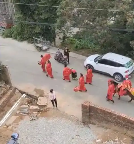 福建一婚礼八抬大轿在别人家门口翻车，轿夫全愣住一阿姨举动亮了