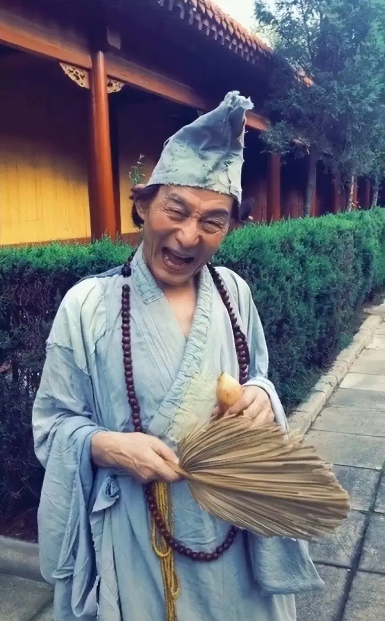 游本昌92岁选择高端养老院_年过九旬游本昌养老院生活_92岁游本昌养老院生活曝光