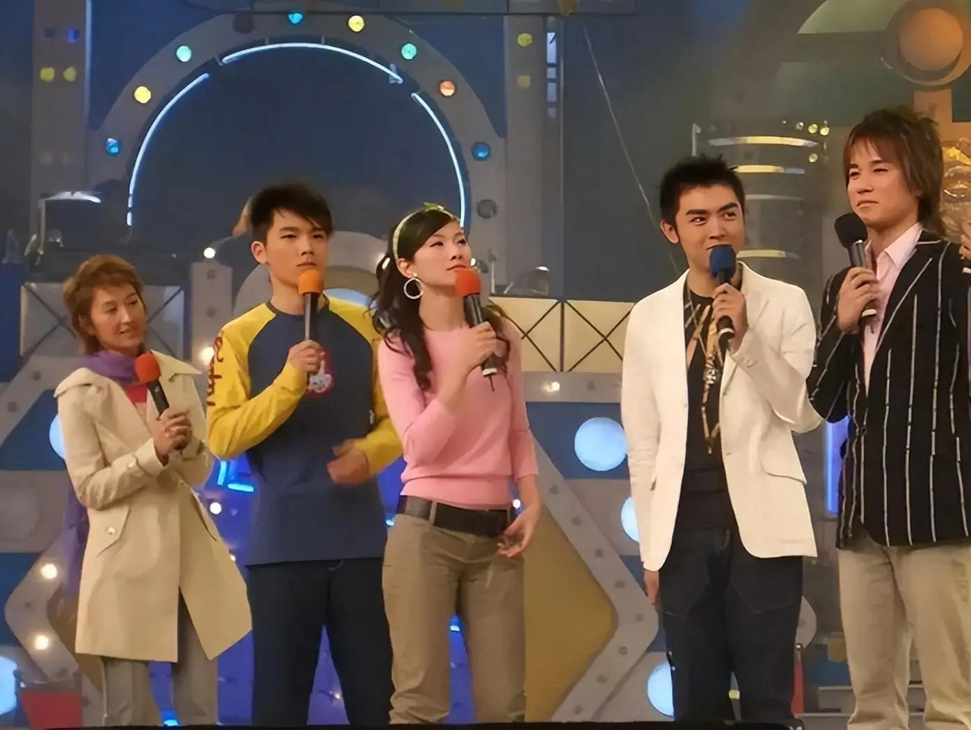 陈怡 非常周末 主持人 生涯经历_陈怡星座