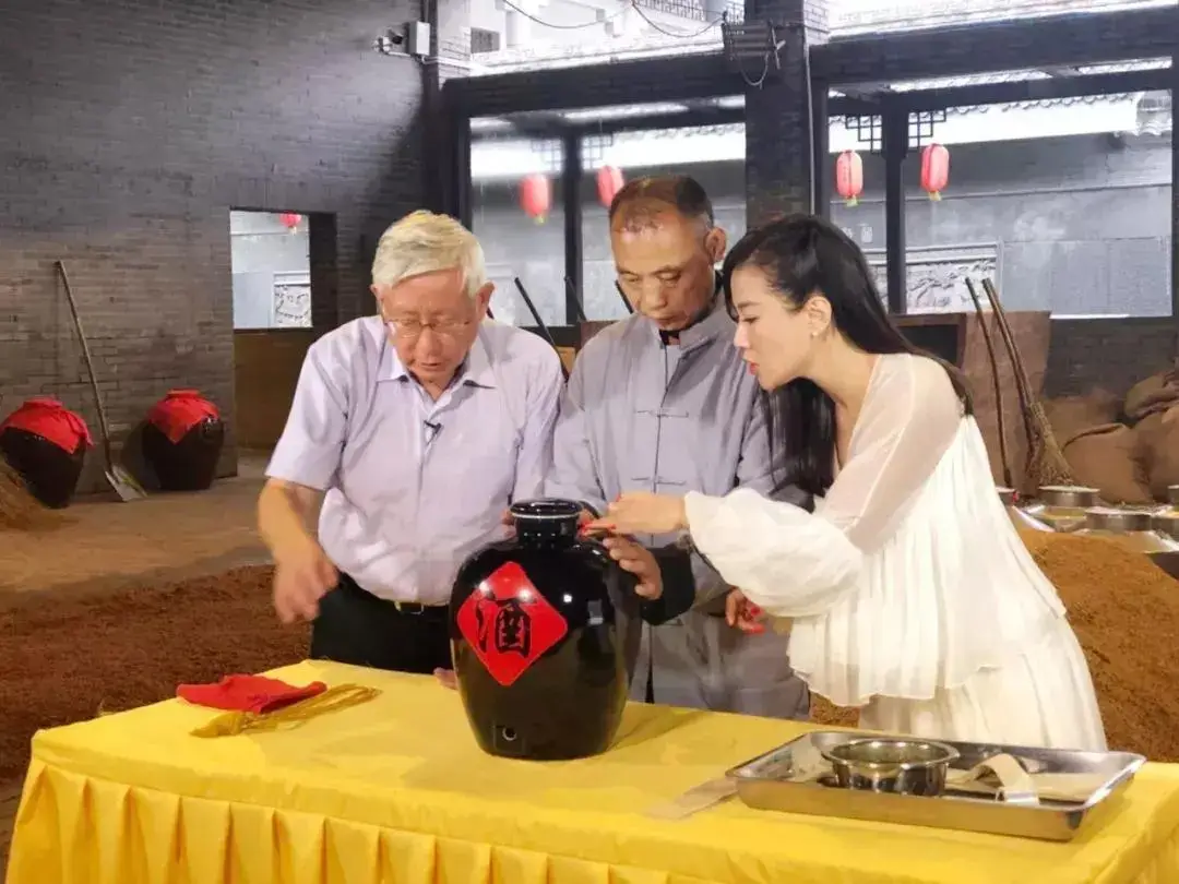 陈怡星座_陈怡 非常周末 主持人 生涯经历