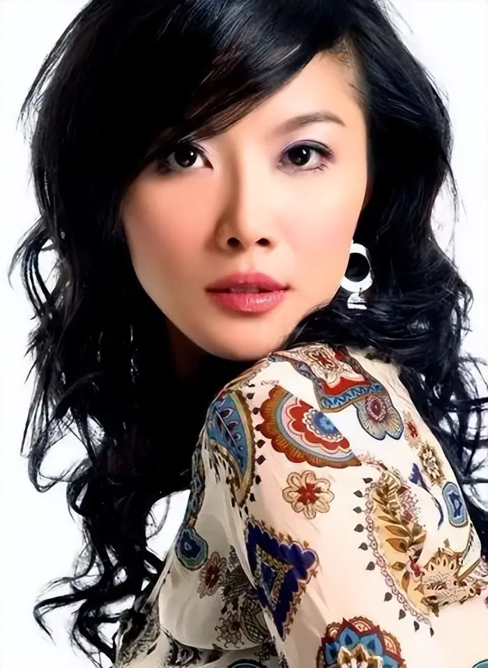 陈怡 非常周末 主持人 生涯经历_陈怡星座