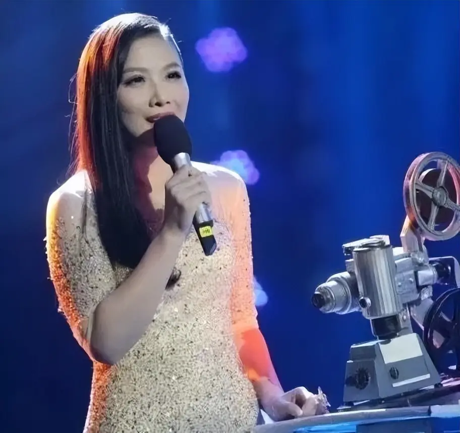 陈怡 非常周末 主持人 生涯经历_陈怡星座