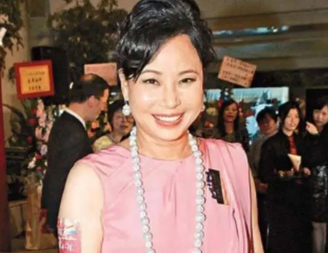 一辈子拼死挣不了100万，因给赌王“擦身体”，女护工获赠1亿