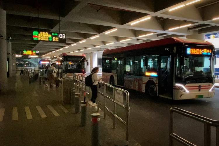 公交车难找网约车贵出租车服务态度差_虹桥商务区交通问题_多地推出网约公交车
