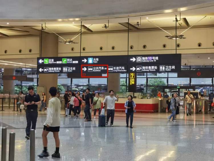 多地推出网约公交车_公交车难找网约车贵出租车服务态度差_虹桥商务区交通问题